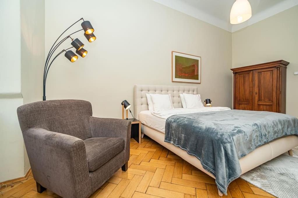 Large And Modern Apartment In The Heart Of Prag Exterior foto