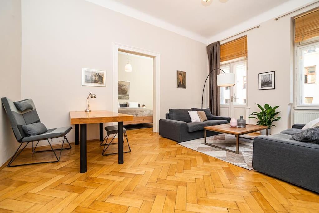 Large And Modern Apartment In The Heart Of Prag Exterior foto