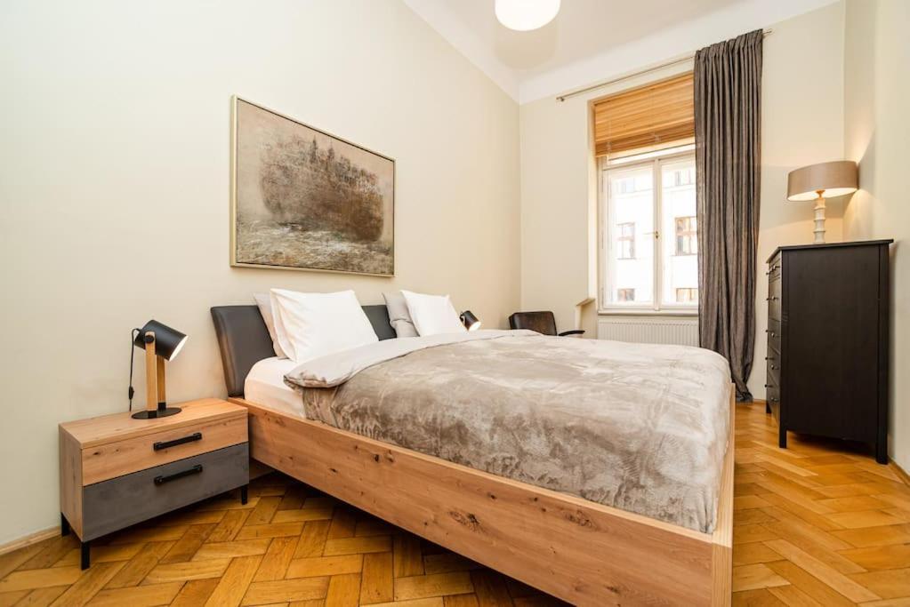 Large And Modern Apartment In The Heart Of Prag Exterior foto