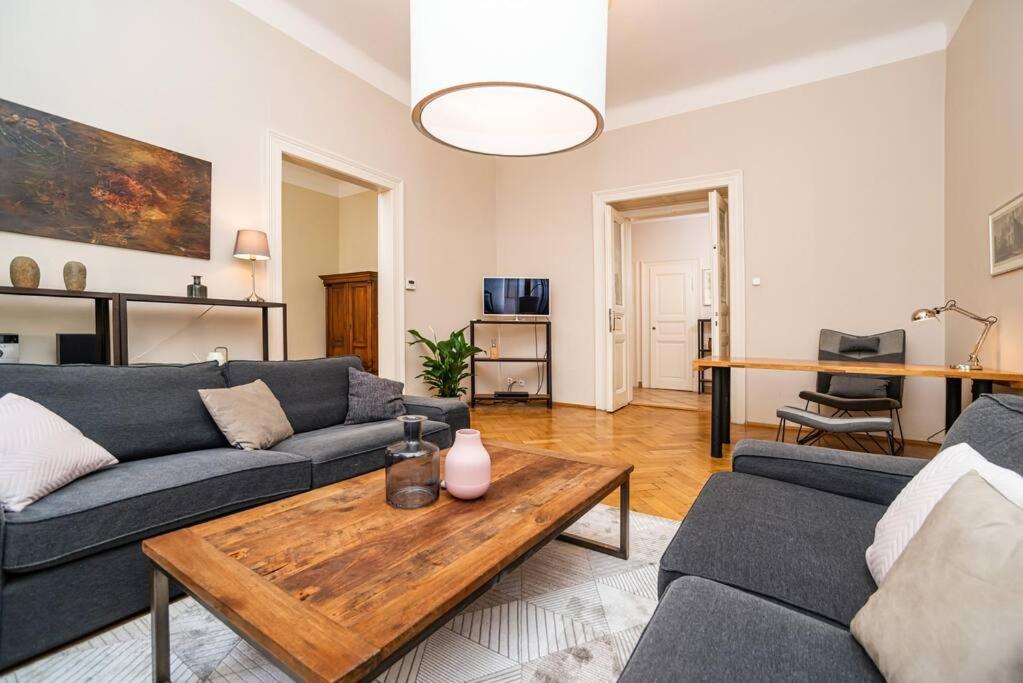 Large And Modern Apartment In The Heart Of Prag Exterior foto