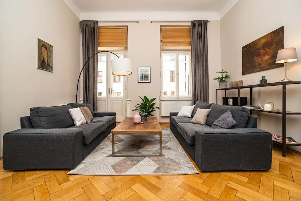 Large And Modern Apartment In The Heart Of Prag Exterior foto
