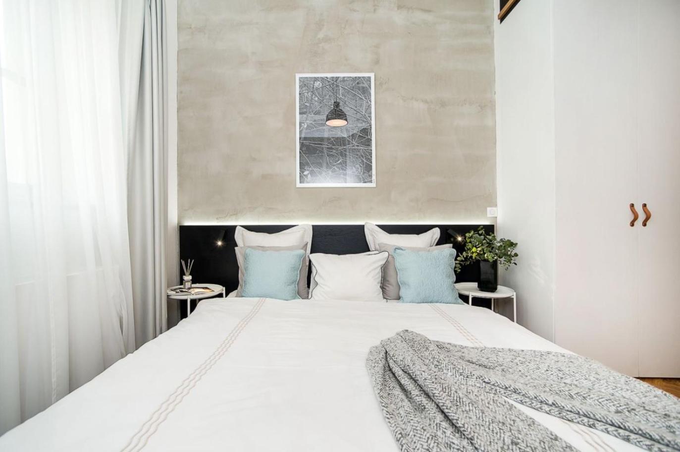 Large And Modern Apartment In The Heart Of Prag Exterior foto